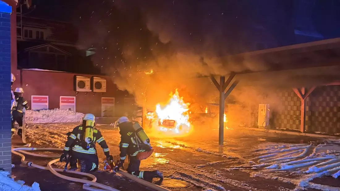 FW-AUR: Zeitgleich brennt PKW unter Holzcarport - Bild: presseportal.de