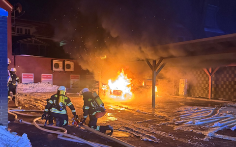 FW-AUR: Zeitgleich brennt PKW unter Holzcarport - Foto: presseportal.de