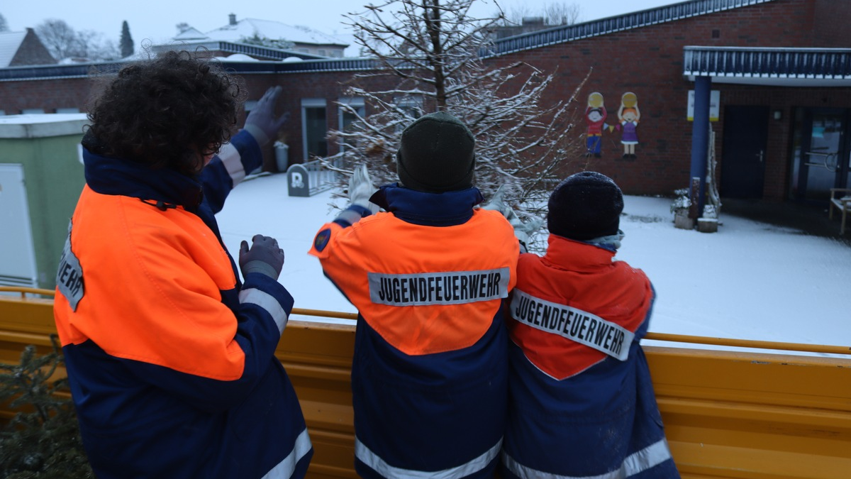 FW Gangelt: Jugendfeuerwehr Gangelt sammelt Weihnachtsbäume trotz winterlicher Witterung ein - Foto: presseportal.de