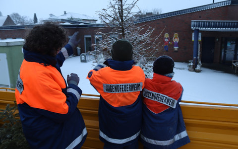 FW Gangelt: Jugendfeuerwehr Gangelt sammelt Weihnachtsbäume trotz winterlicher Witterung ein - Foto: presseportal.de