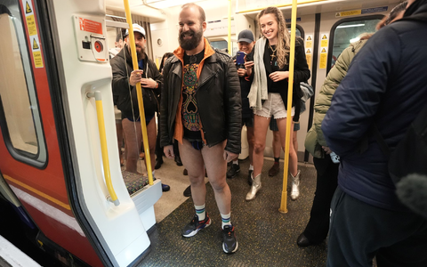  Die Organisatoren hatten dazu aufgerufen, sich untenrum so gewöhnlich wie möglich zu kleiden, damit es so aussieht, als hätte man die Hose schlicht vergessen. - Foto: Stefan Rousseau/PA Wire/dpa