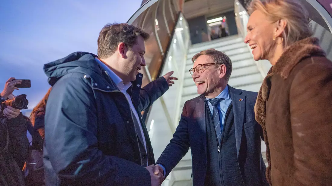 Das Flugzeug (hinten) von Außenminister Wadephul (CDU) steht neben dem Airbus A319 von Bundesfinanzminister Klingbeil (SPD). - Bild: Michael Kappeler/dpa
