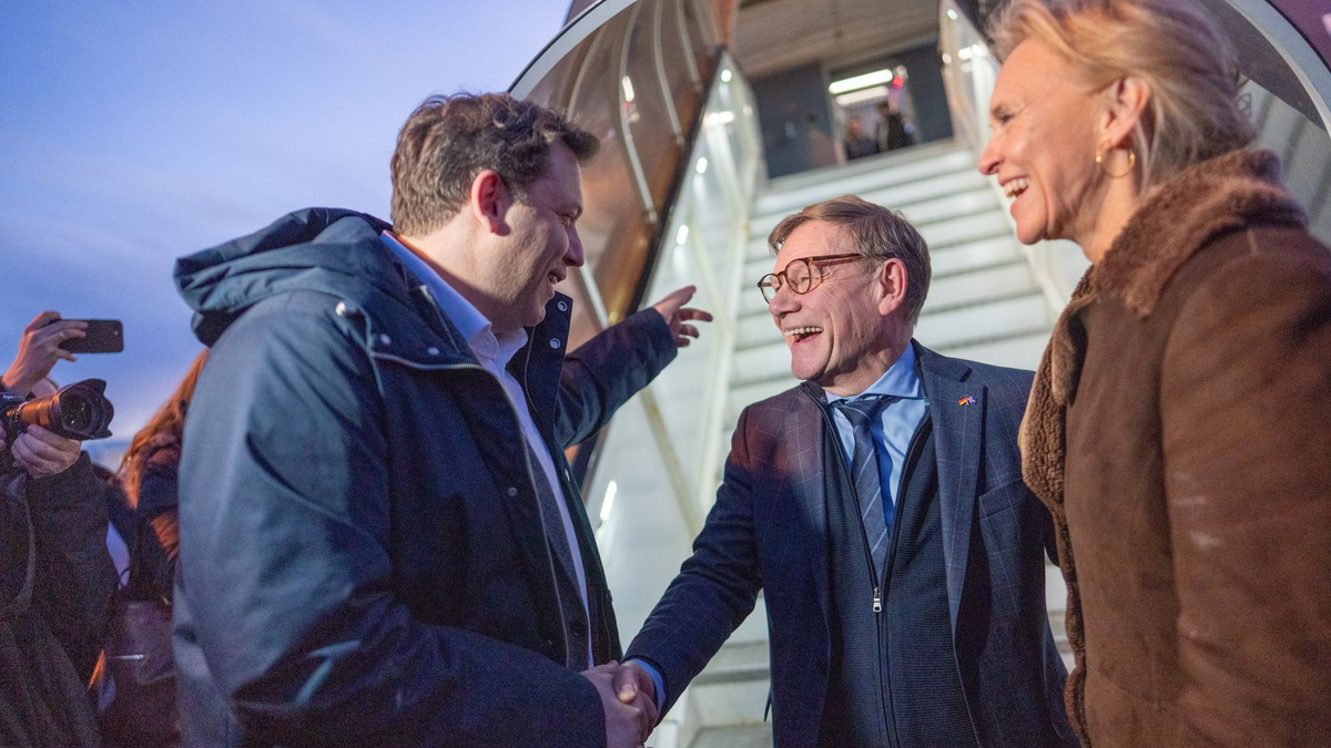 Das Flugzeug (hinten) von Außenminister Wadephul (CDU) steht neben dem Airbus A319 von Bundesfinanzminister Klingbeil (SPD). - Foto: Michael Kappeler/dpa