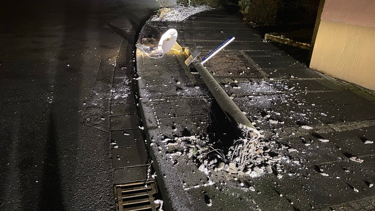 POL-PDMY: Straßenlaterne umgefahren / Verkehrsunfallflucht - Foto: presseportal.de