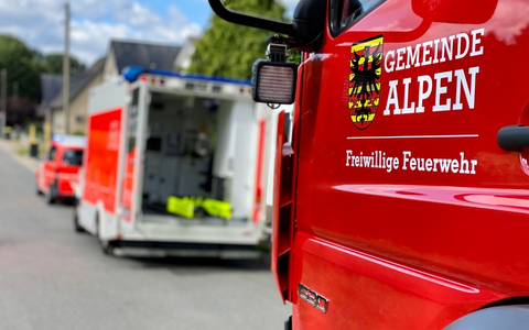FW Alpen: Tragehilfe für den Rettungsdienst - Foto: presseportal.de