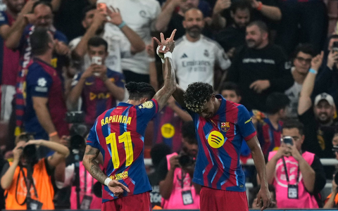 Engagiert an der Seitenlinie: Real-Trainer Xabi Alonso - Foto: Altaf Qadri/AP/dpa Engagiert an der Seitenlinie: Real-Trainer Xabi Alonso - Foto: Altaf Qadri/AP/dpa