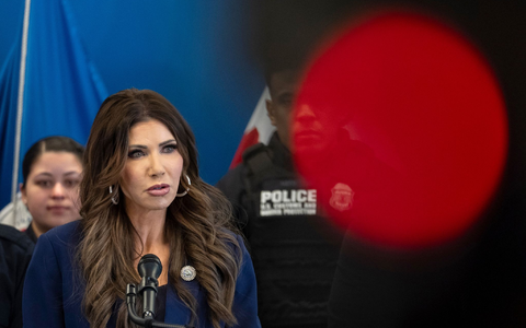 Kündigt die Entsendung Hunderter weiterer Bundesbeamter nach Minneapolis an - US-Heimatschutzministerin Kristi Noem. (Archivbild) - Foto: Yuki Iwamura/AP/dpa