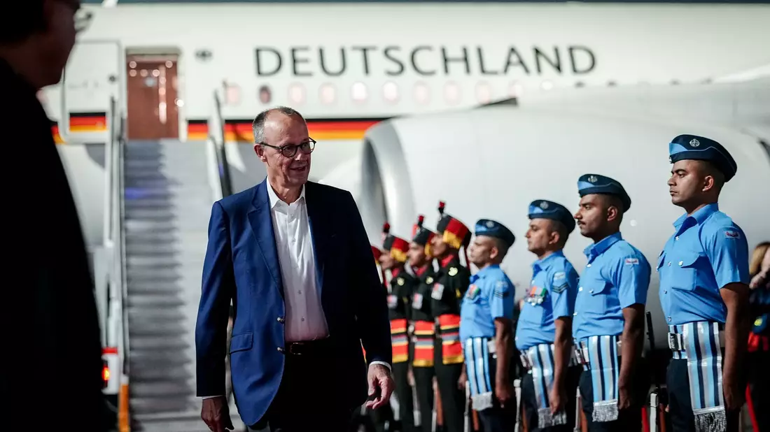 Mit großen Schildern heißt Modi seinen Gast willkommen. - Bild: Kay Nietfeld/dpa