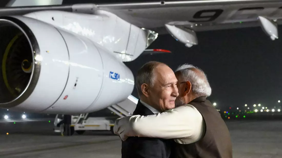 Modi umarmte Putin schon am Flughafen, als der im Dezember Neu-Delhi besuchte. (Archivbild) - Bild: Grigory Sysoyev/Pool Sputnik Kremlin/AP/dpa