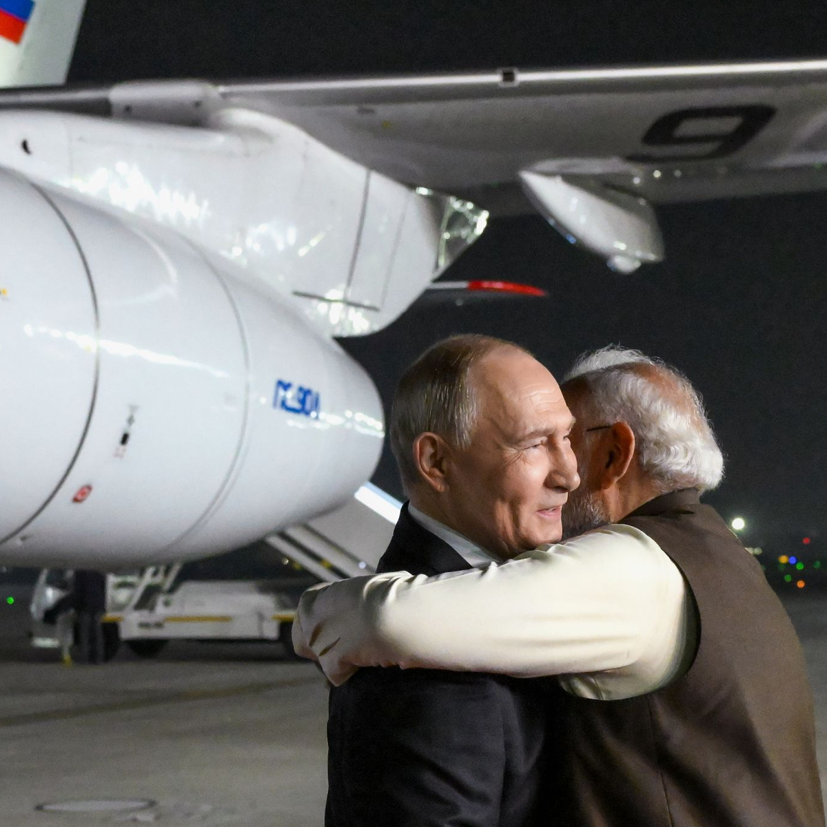 Modi umarmte Putin schon am Flughafen, als der im Dezember Neu-Delhi besuchte. (Archivbild) - Foto: Grigory Sysoyev/Pool Sputnik Kremlin/AP/dpa