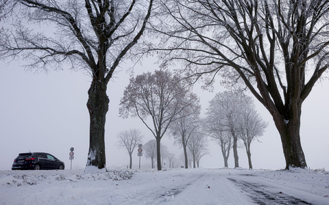 Am Montag gibt es Unwetterwarnungen vor Glätte. - Foto: Moritz Frankenberg/dpa