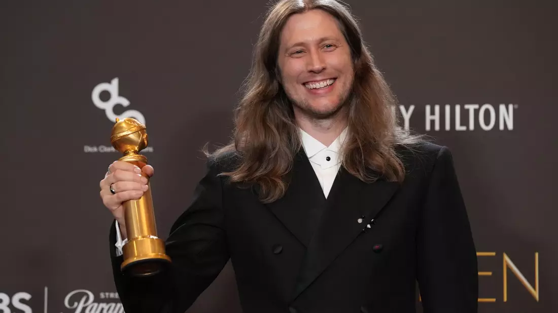 Ludwig Göransson freut sich über den Golden Globe für die beste Filmmusik.  - Bild: Chris Pizzello/Invision/AP/dpa
