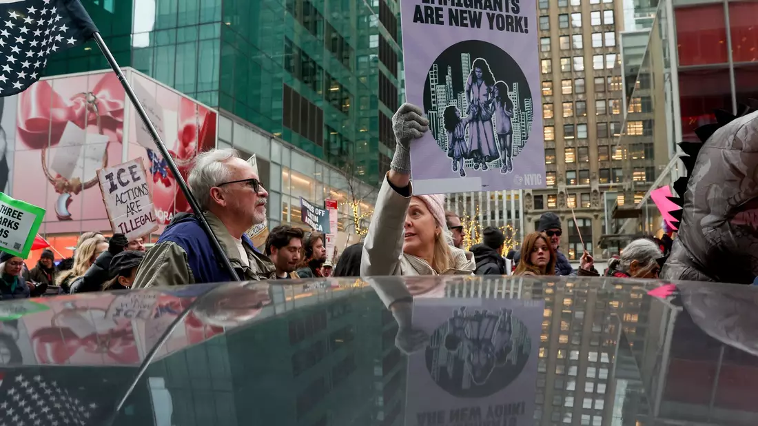 New York ist nur eine von vielen US-Städten, in denen am Wochenende gegen ICE protestiert wurde.  - Bild: Heather Khalifa/AP/dpa