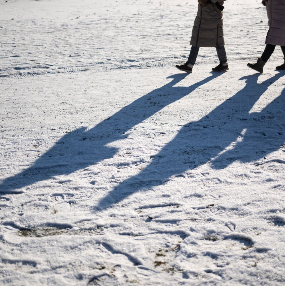 In diesen Tagen keine Seltenheit: klamme Zehen und Finger. - Foto: Marijan Murat/dpa