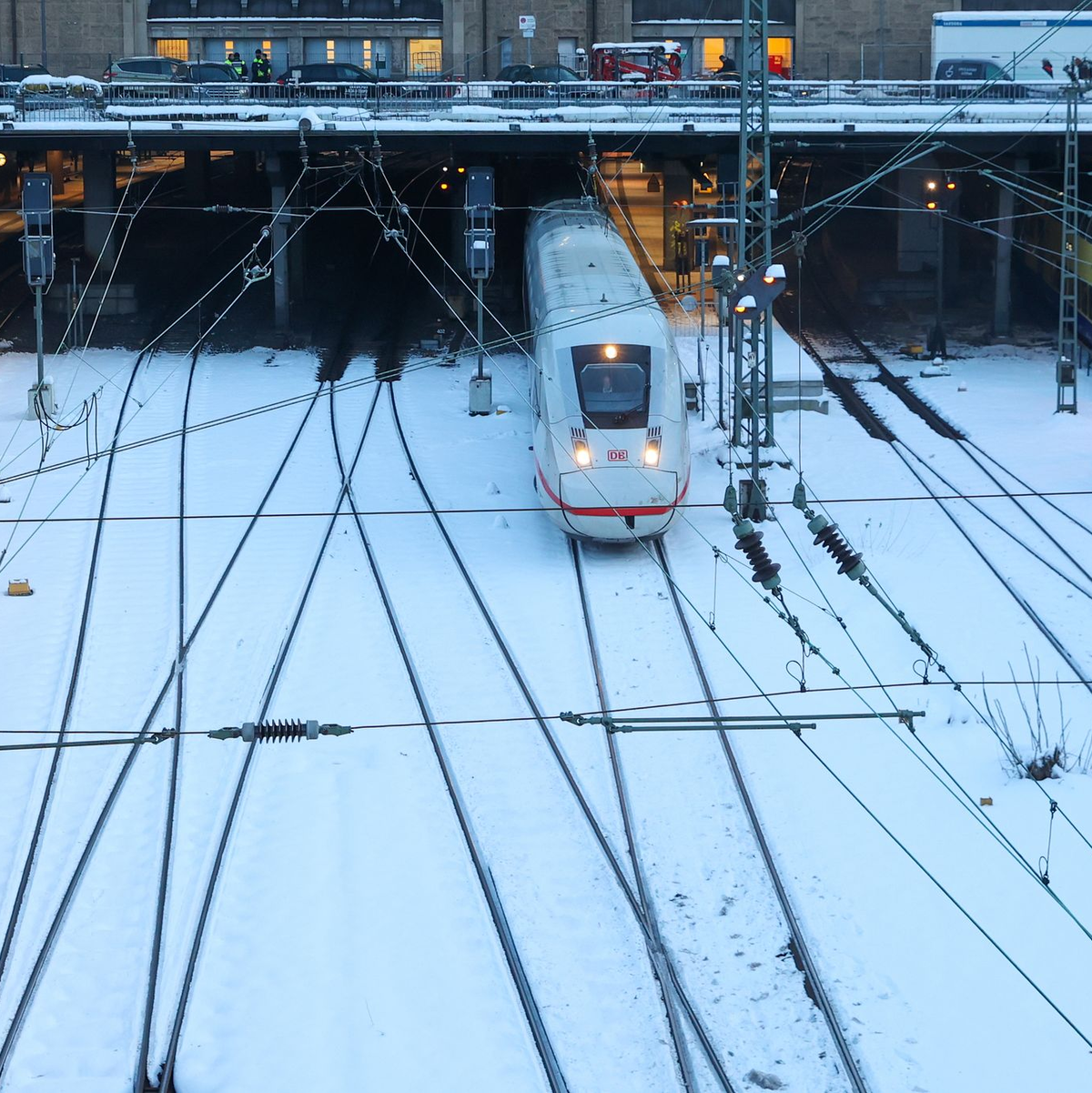 Nach dem zeitweisen Stilstand im Fernverkehr in Norddeutschland sind die Züge inzwischen wieder unterwegs. (Archivbild) - Foto: Bodo Marks/dpa