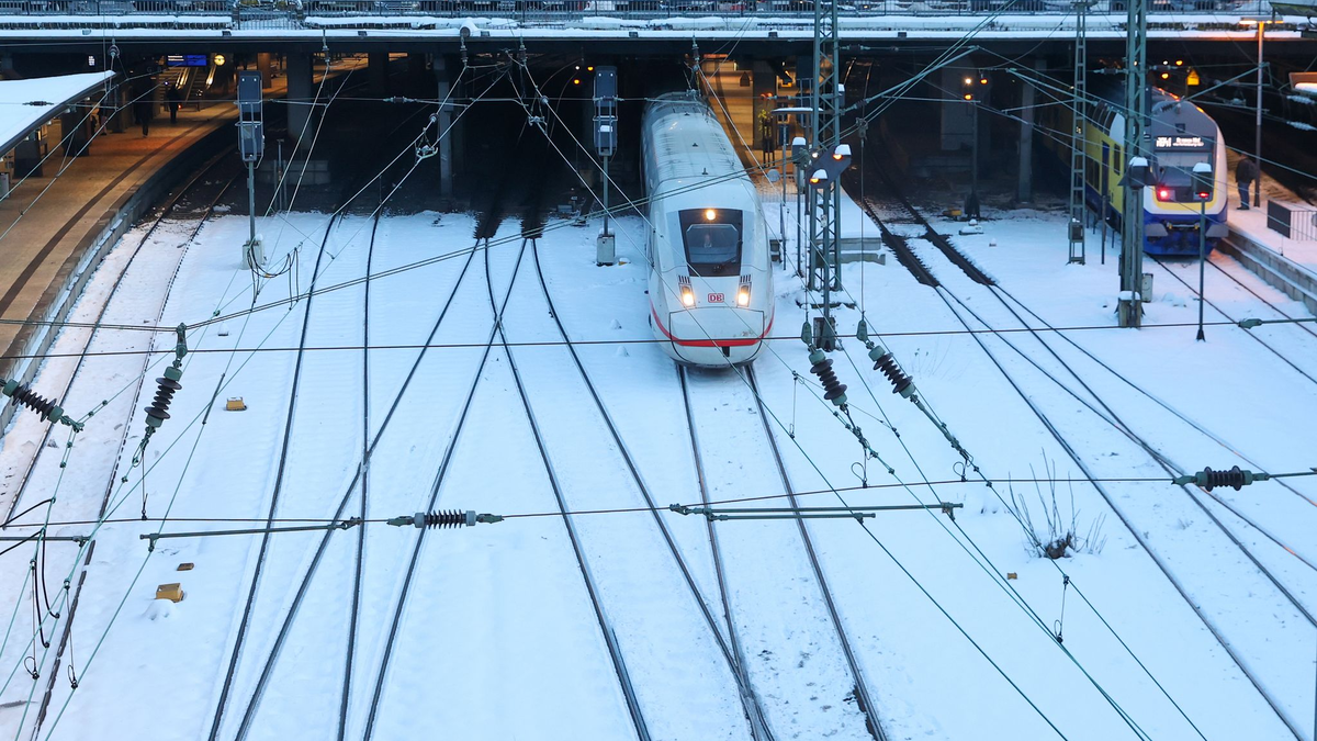 Die Deutsche Bahn rechnet angesichts der Glätte in Teilen Deutschlands mit Verspätungen. (Archivbild) - Foto: Bodo Marks/dpa