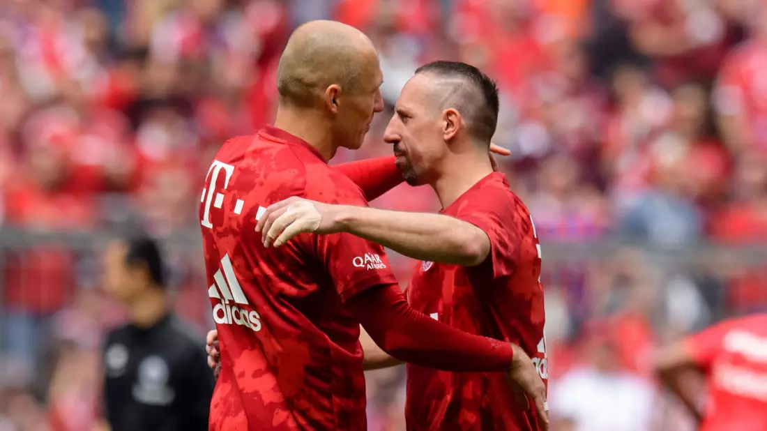 Arjen Robben (l) und Franck Ribéry prägten eine Epoche beim FC Bayern. - Bild: Matthias Balk/dpa