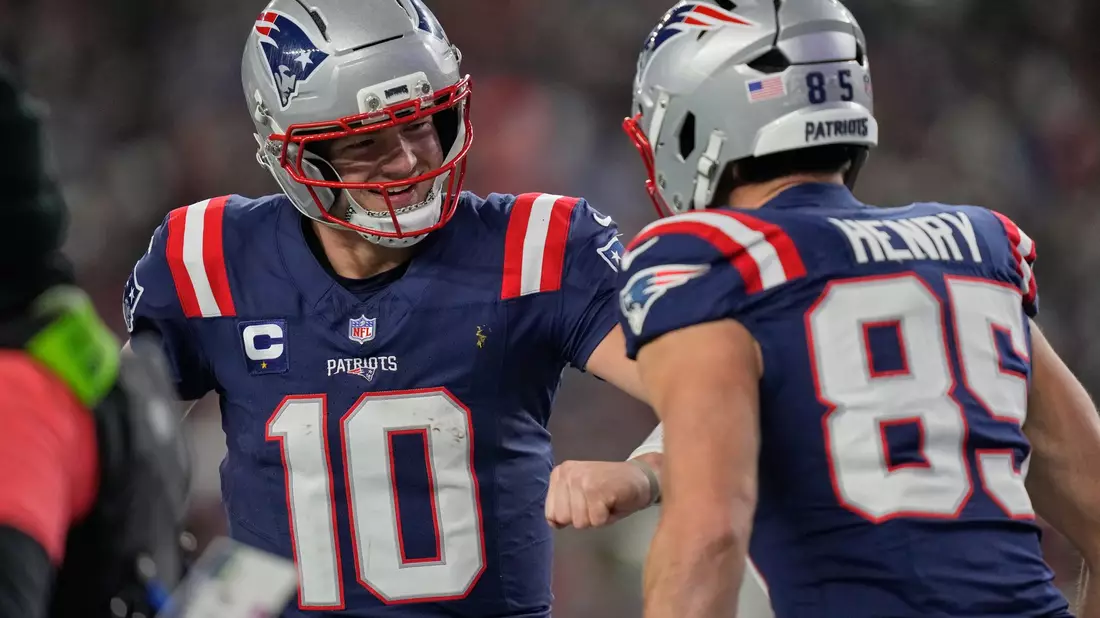 Ein Touchdown-Pass im ersten Playoff-Spiel reichte für den ersten Playoff-Sieg von Drake Maye (links). - Bild: Charles Krupa/AP/dpa
