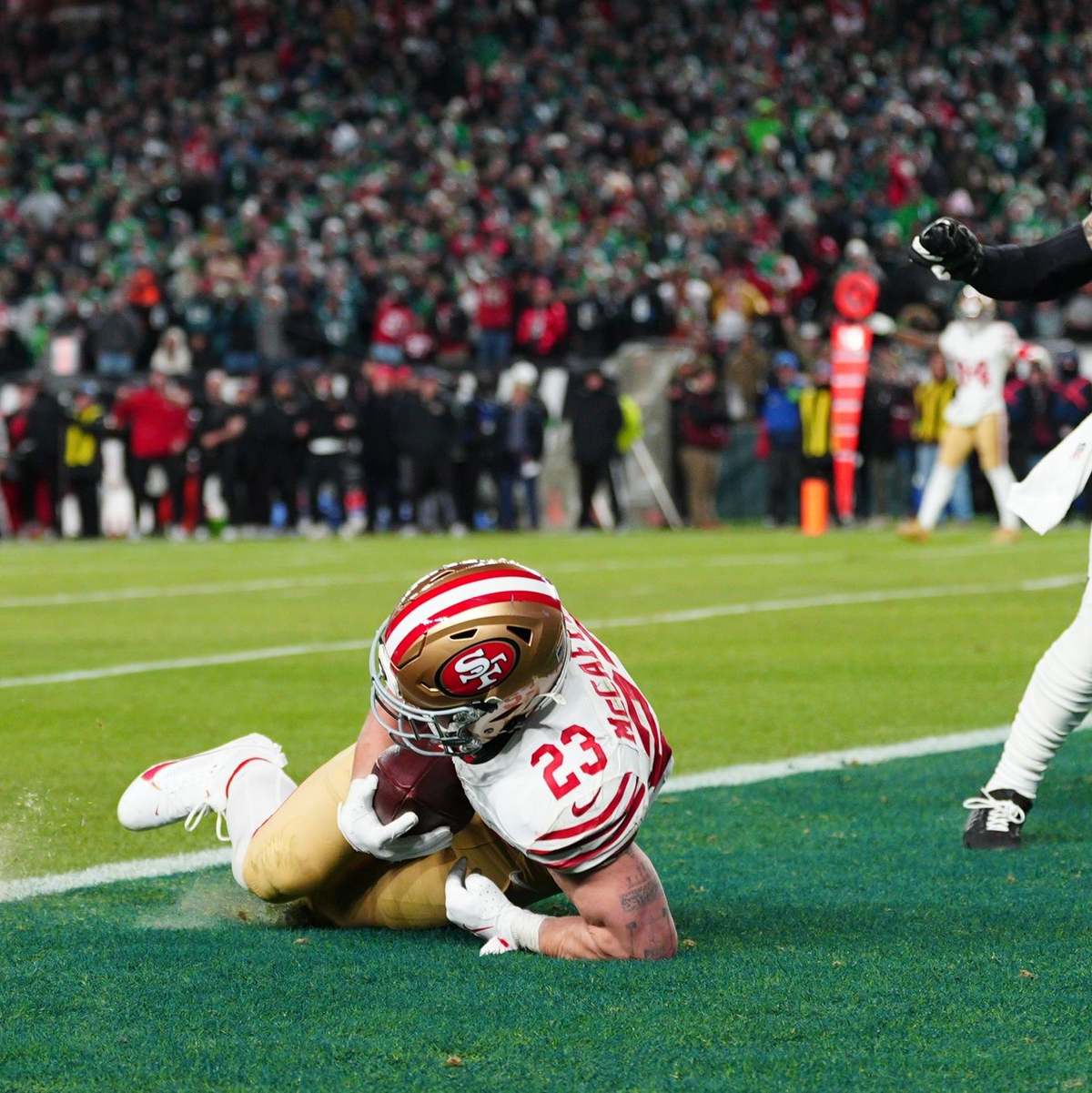Purdy und McCaffrey haben weiter die Chance auf ein Heimspiel im Super Bowl. - Foto: Derik Hamilton/AP/dpa