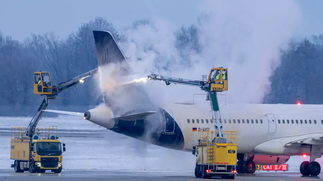 Auch am Flughafen in München fielen einige Flüge aufgrund des Wetters aus. - Bild: Peter Kneffel/dpa