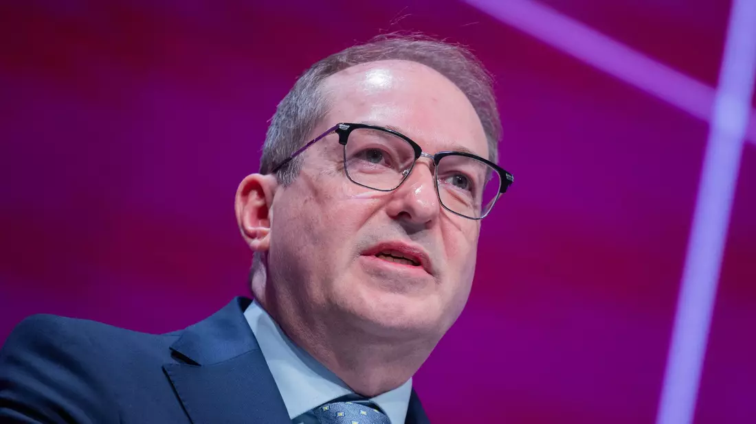 Innenminister Alexander Dobrindt (CSU) war beim dbb mit dessen Chef Volker Geyer im Gespräch.  - Bild: Rolf Vennenbernd/dpa
