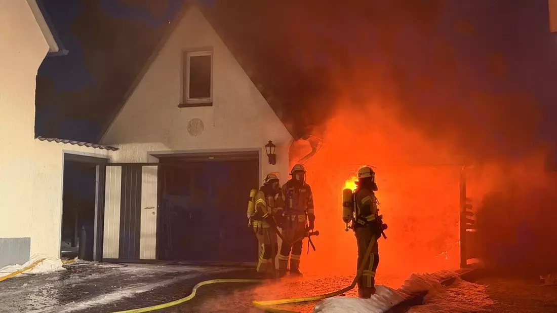 FW Lage: Carportbrand in Lage-Hörste - Bild: presseportal.de