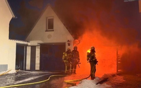 FW Lage: Carportbrand in Lage-Hörste - Foto: presseportal.de