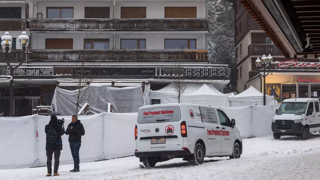 In der Bar in Crans-Montana spielte sich eine Brandkatastrophe ab. (Archivbild) - Bild: Philipp von Ditfurth/dpa