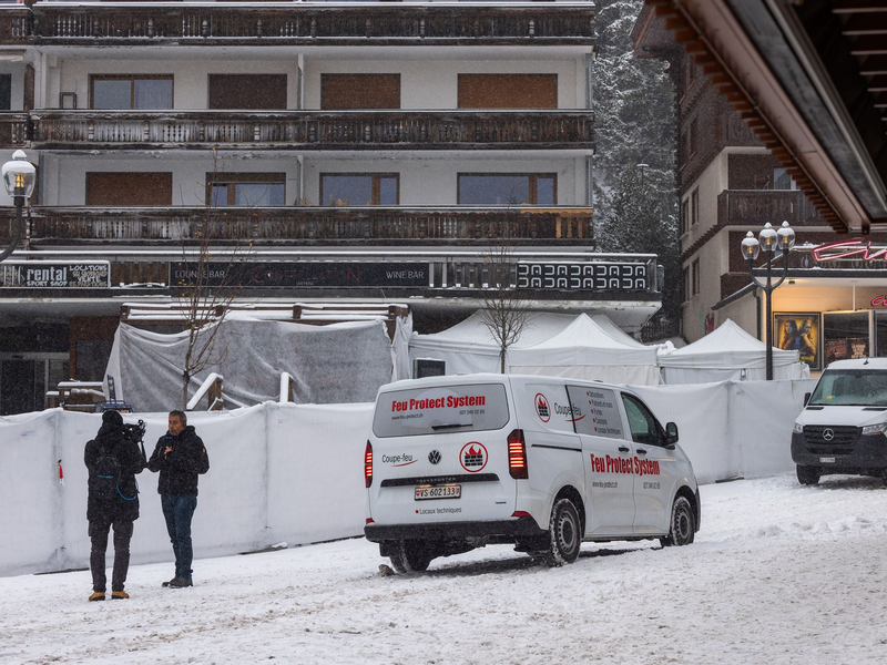 In der Bar in Crans-Montana spielte sich eine Brandkatastrophe ab. (Archivbild) - Foto: Philipp von Ditfurth/dpa
