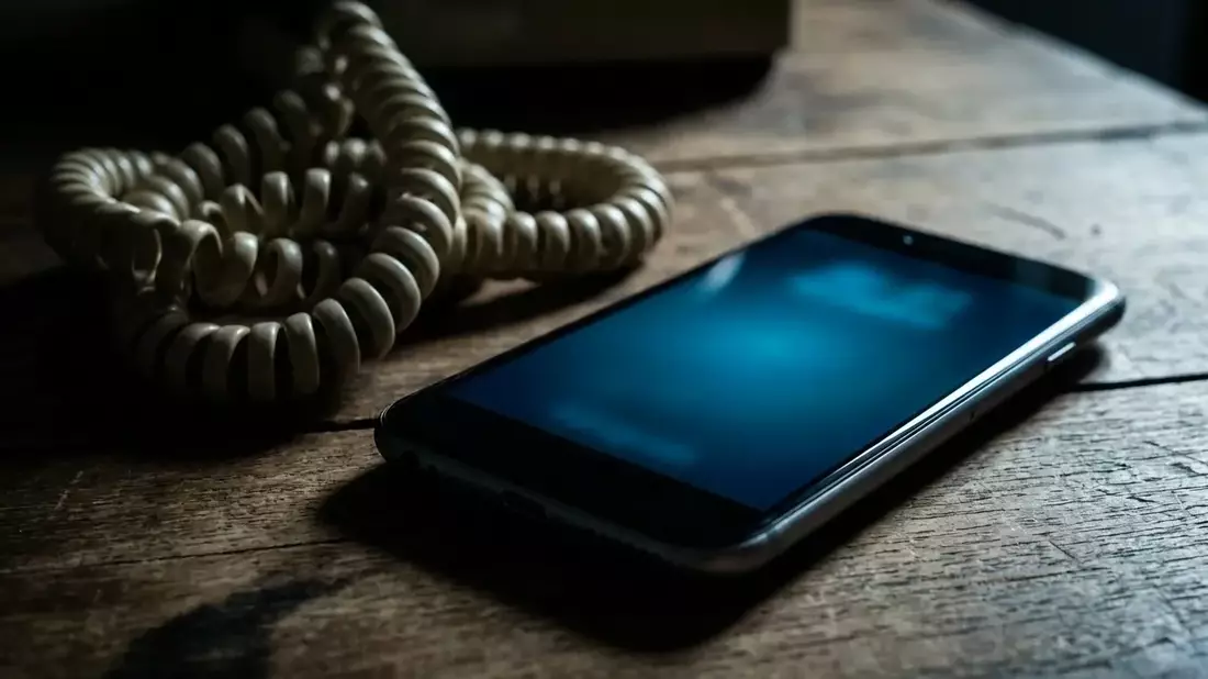 Telefonbetrüger nutzen KI-Stimmen und falsche Notfälle - Bild: über boerse-global.de