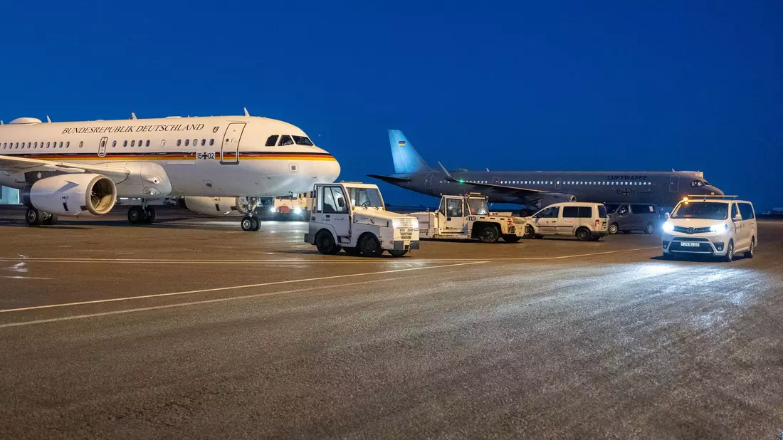 Beide Maschinen hatten den gleichen Weg.  - Bild: Michael Kappeler/dpa