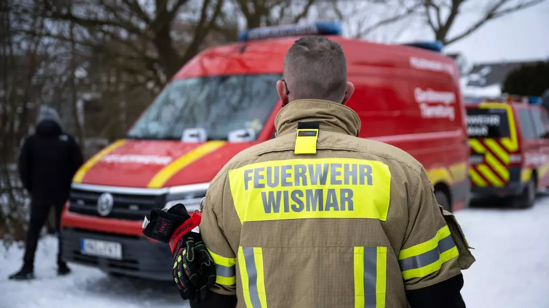 In Wismar ist eine Leiche aus einem Teich geborgen worden. - Bild: Philip Dulian/dpa
