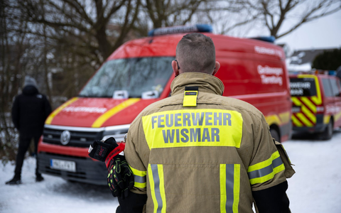 In Wismar ist eine Leiche aus einem Teich geborgen worden. - Foto: Philip Dulian/dpa