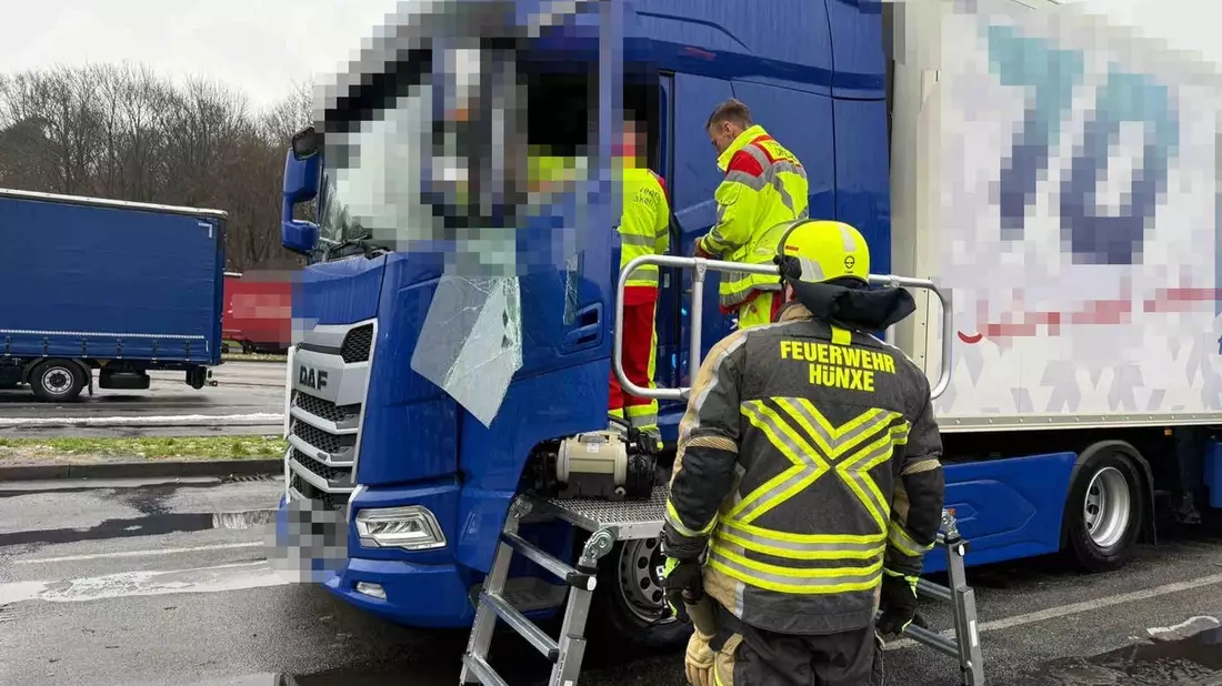 FW Hünxe: Lkw-Fahrer aus Fahrerhaus gerettet - Bild: presseportal.de