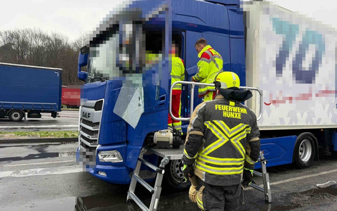 FW Hünxe: Lkw-Fahrer aus Fahrerhaus gerettet - Foto: presseportal.de