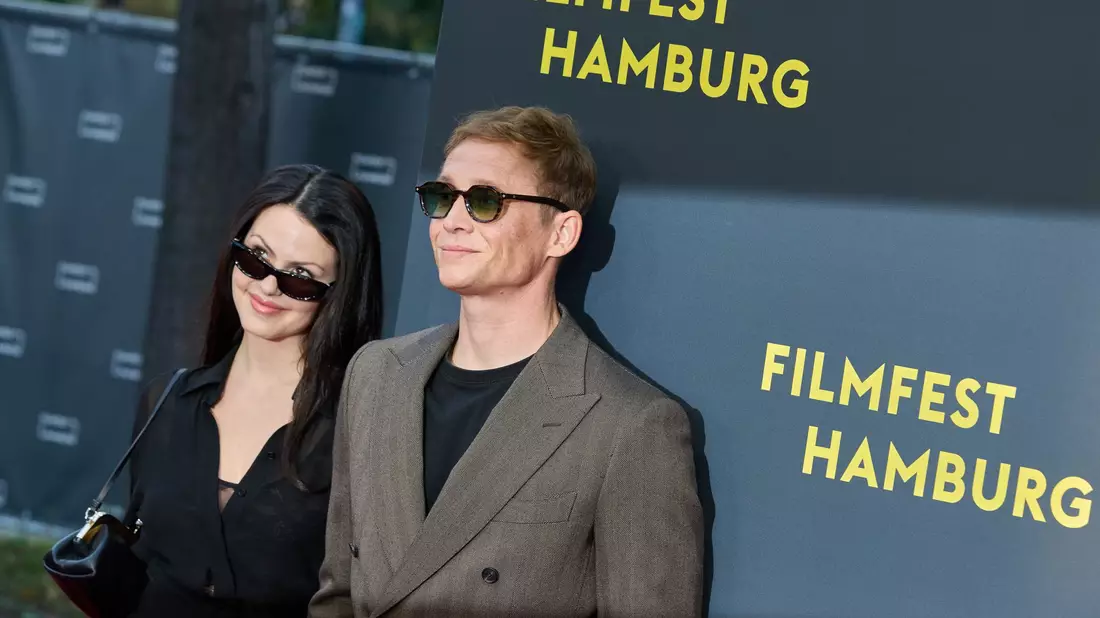 Haben «Ja» gesagt: Ruby O. Fee und Matthias Schweighöfer (Archivbild).  - Bild: Georg Wendt/dpa