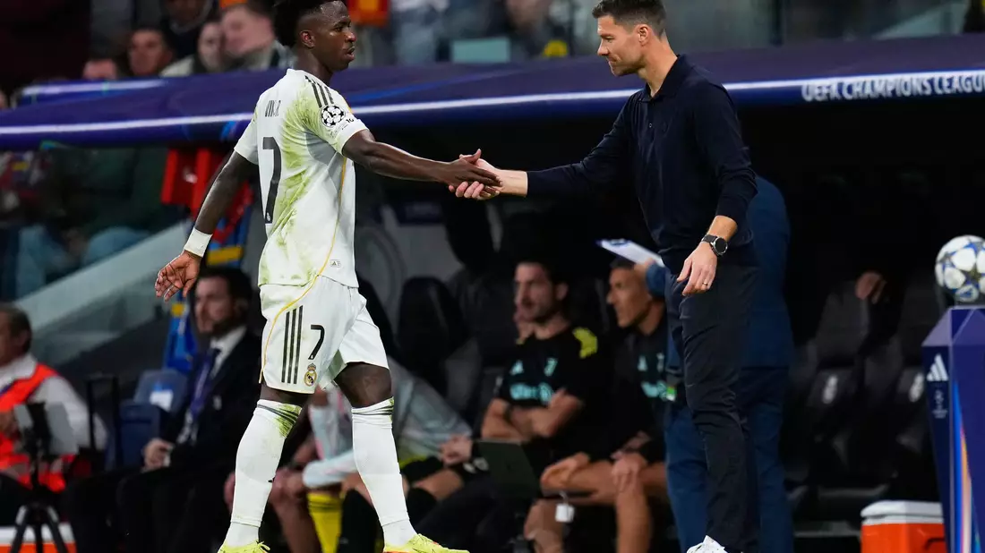 Mit Vinicius Junior hatte Xabi Alonso Ärger wegen einer Auswechslung. (Archivbild) - Bild: Manu Fernandez/AP/dpa
