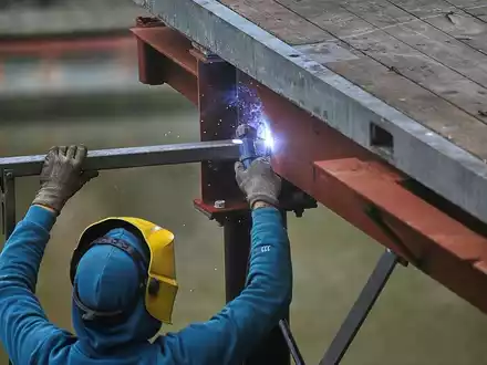 Schweißer bei der Arbeit (Archiv) - Foto: via dts Nachrichtenagentur
