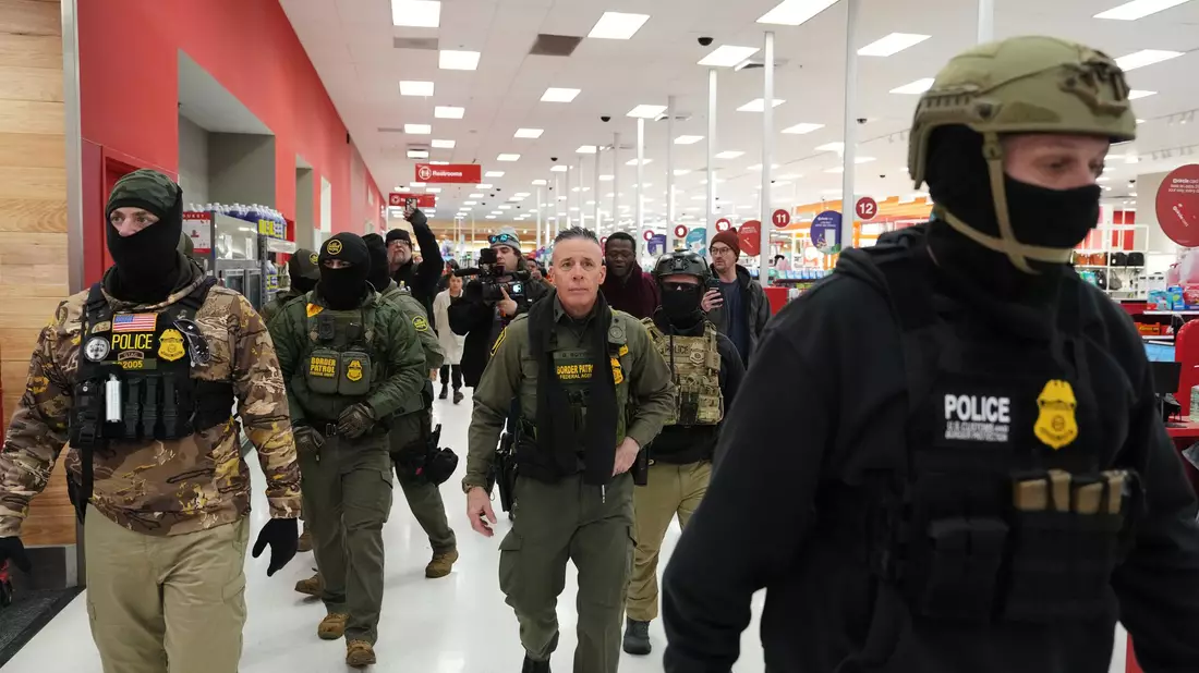 Der Einsatz der Bundesbeamten in Minnesota sei verfassungswidrig und illegal, heißt es in der Minnesota-Klage.  - Bild: Adam Gray/AP/dpa