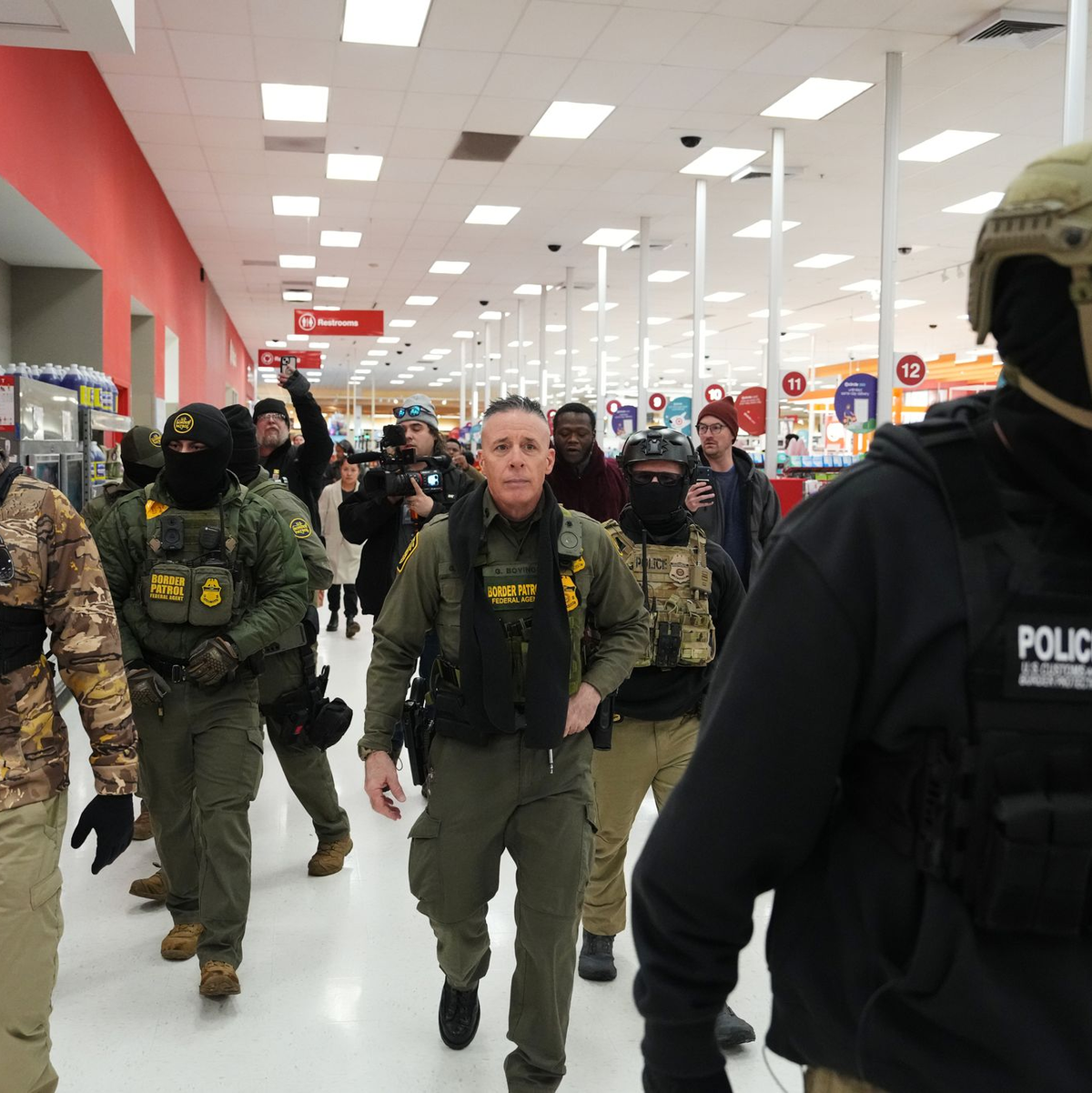 Der Einsatz der Bundesbeamten in Minnesota sei verfassungswidrig und illegal, heißt es in der Minnesota-Klage.  - Foto: Adam Gray/AP/dpa