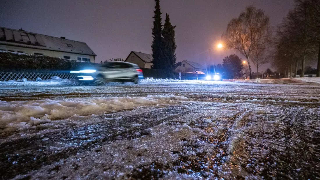 Vor allem im Osten und Nordosten ist es am Dienstag glatt. - Bild: Armin Weigel/dpa