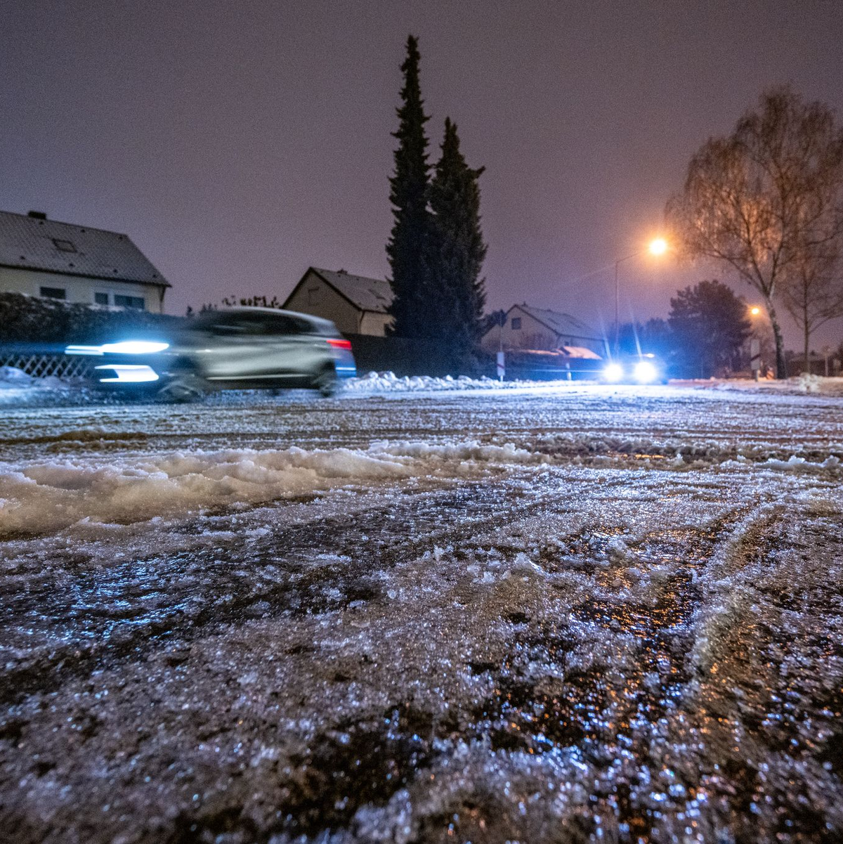 Vor allem im Osten und Nordosten ist es am Dienstag glatt. - Foto: Armin Weigel/dpa