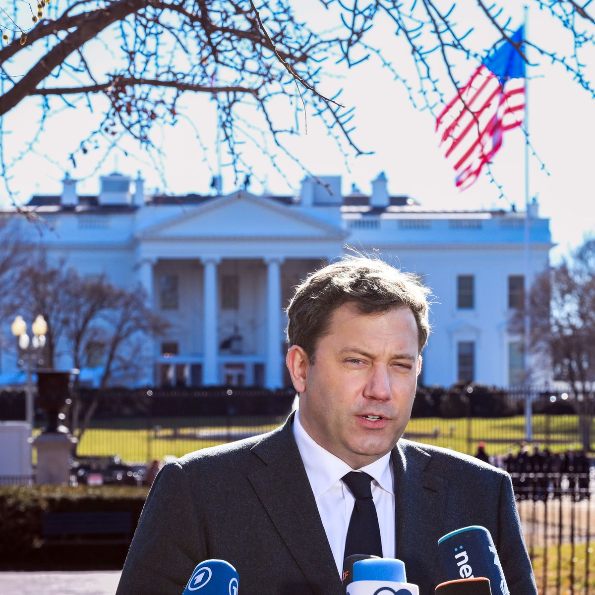 Vizekanzler und Finanzminister Lars Klingbeil (SPD) äußert sich am Rande eines Besuches in der US-Hauptstadt Washington auch zu den Drohungen von US-Präsident Donald Trump gegen die zum Nato-Partner Dänemark gehörende Arktis-Insel Grönland. - Foto: Soeren Stache/dpa