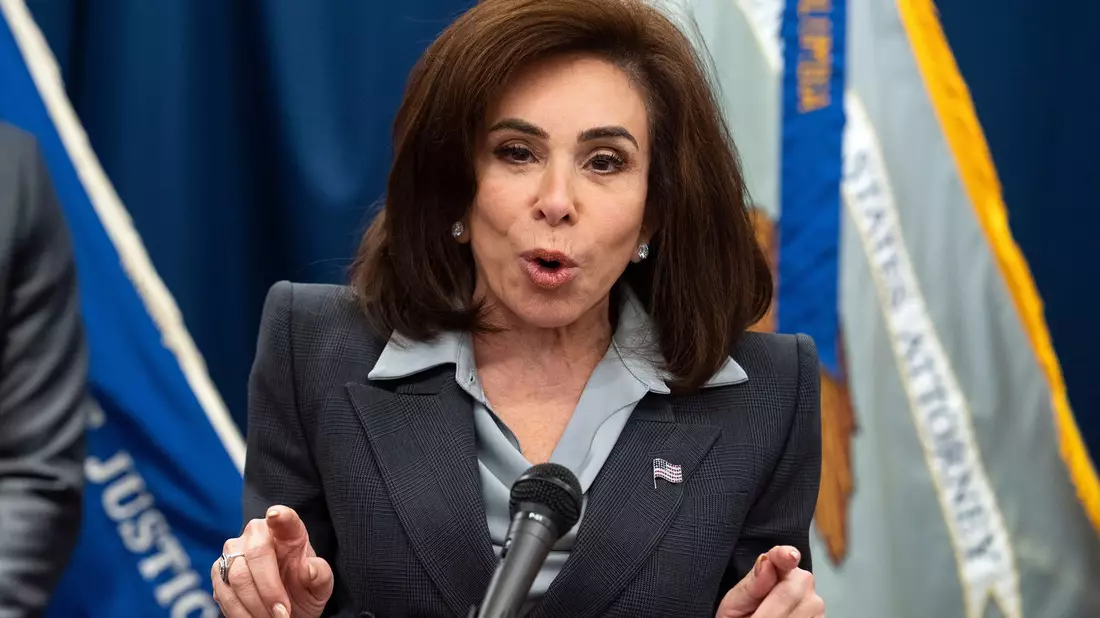 Staatsanwältin Jeanine Pirro ist seit langem als Unterstützerin von US-Präsident Donald Trump bekannt. (Archivbild) - Bild: Cliff Owen/FR170079 AP/dpa