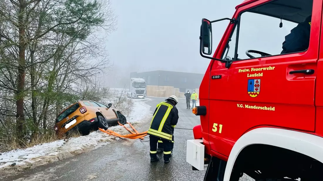 POL-PDWIL: PKW kommt auf glatter Straße von der Fahrbahn ab - Bild: presseportal.de