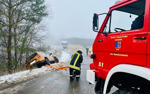 POL-PDWIL: PKW kommt auf glatter Straße von der Fahrbahn ab - Foto: presseportal.de