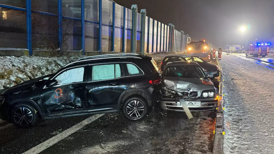 In Lichtenfels in Bayern kam es zu einer Massenkarambolage. - Bild: News5/Ferdinand Merzbach/NEWS5/dpa