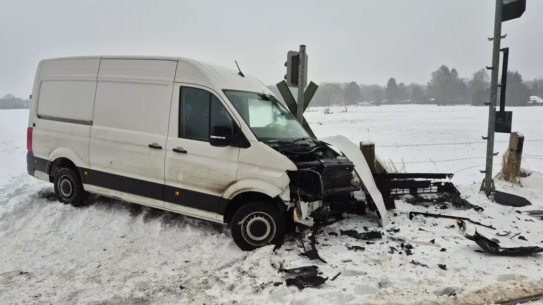 POL-SE: Klein Offenseth-Sparrieshoop - Zusammenstoß zwischen Transporter und AKN-Zug - Bild: presseportal.de