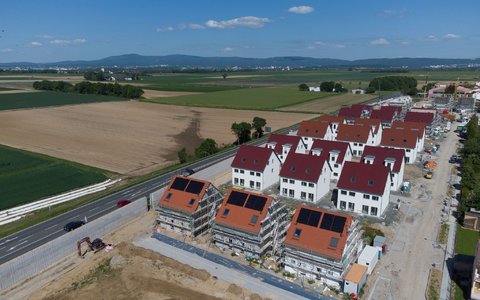 50 Hektar jeden Tag: Siedlung und Verkehr verbrauchen immer noch neue Flächen.  - Foto: Boris Roessler/dpa