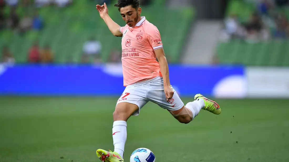 Der schwule Fußballer Josh Cavallo erhebt schwere Vorwürfe gegen Ex-Club Adelaide United. (Archivbild) - Bild: JOEL CARRETT/AAP/AP/dpa